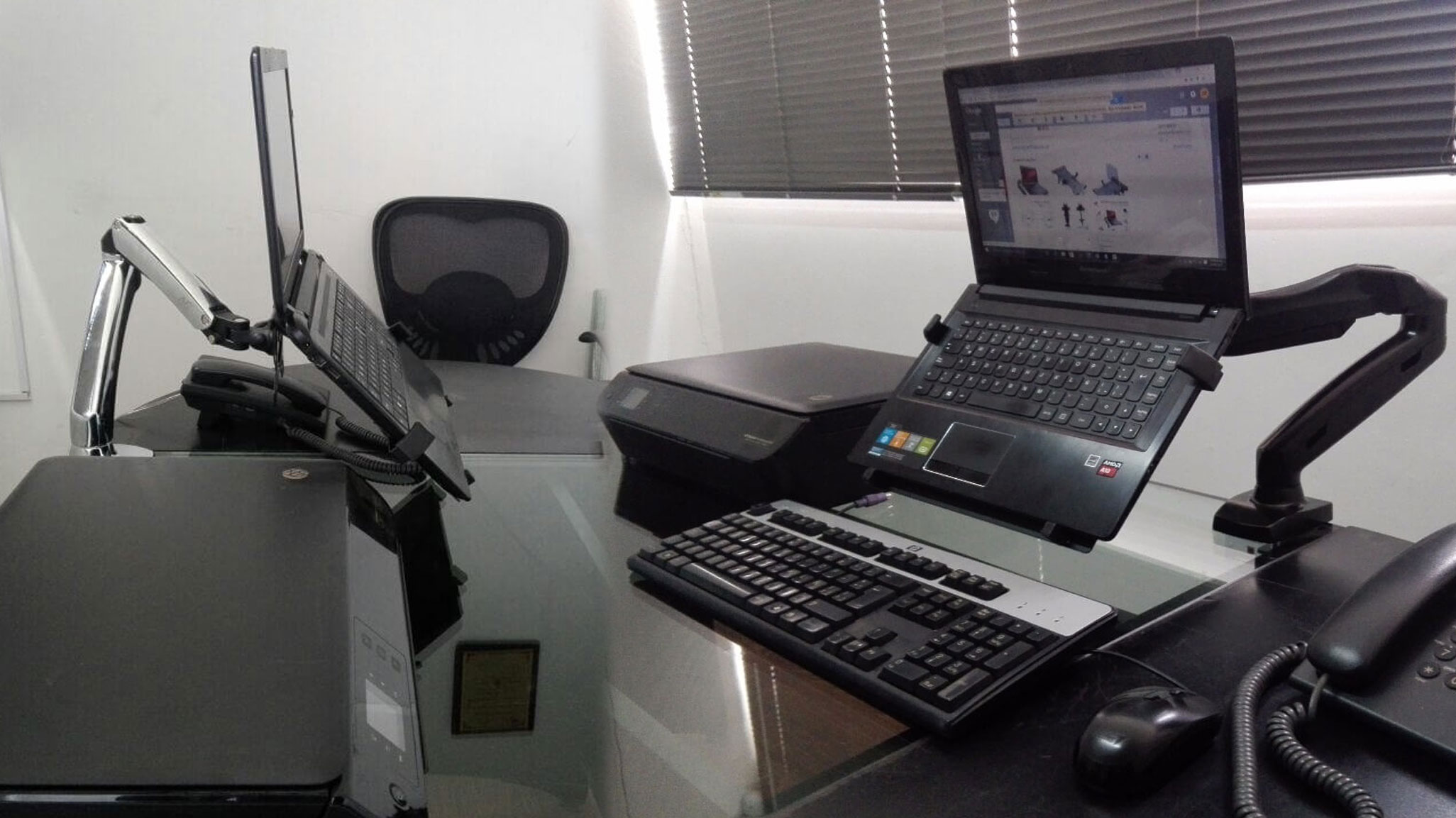 Base de escritorio con brazo retractil para computador